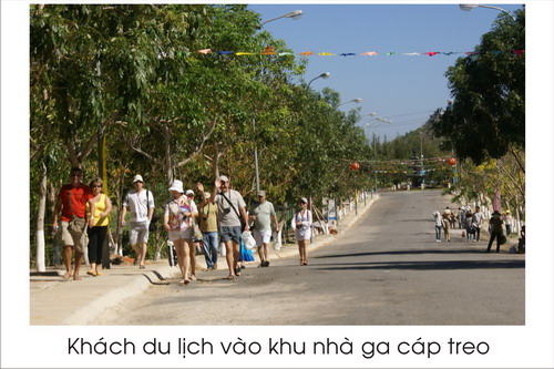 Khách du lịch vào khu nhà ga cáp treo